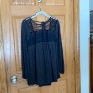 Suzanne Betro - Super cute gray long sleeve scoop back top